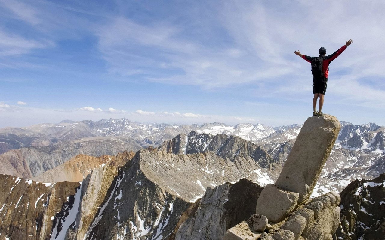 Обои горы, небеса, высота, камень, мужчина, mountains, heaven, height, stone, male разрешение 1920x1200 Загрузить