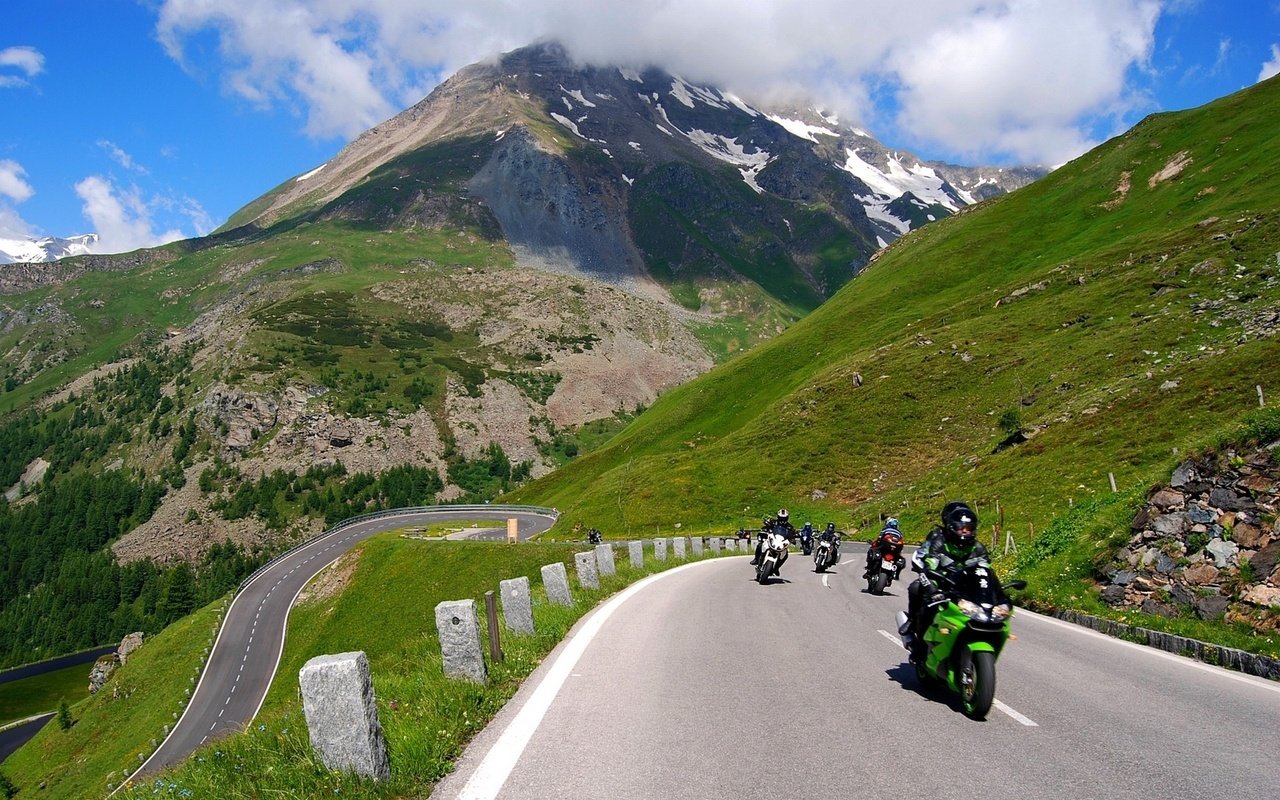 Обои дорога, горы, байкеры, road, mountains, bikers разрешение 1920x1200 Загрузить