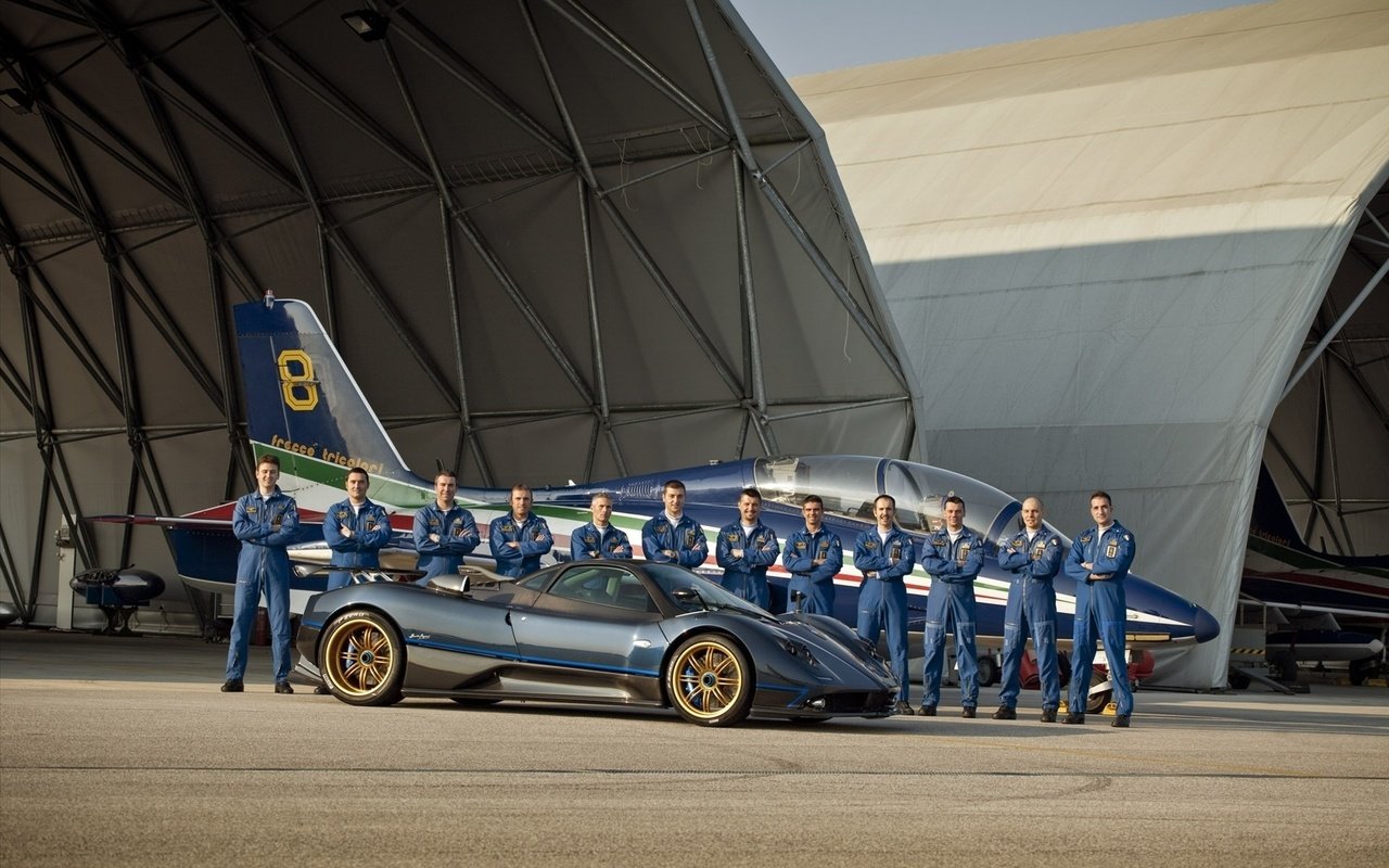 Обои самолет, ангар, пилоты, zonda, пагани, the plane, hangar, pilots, pagani разрешение 1920x1200 Загрузить