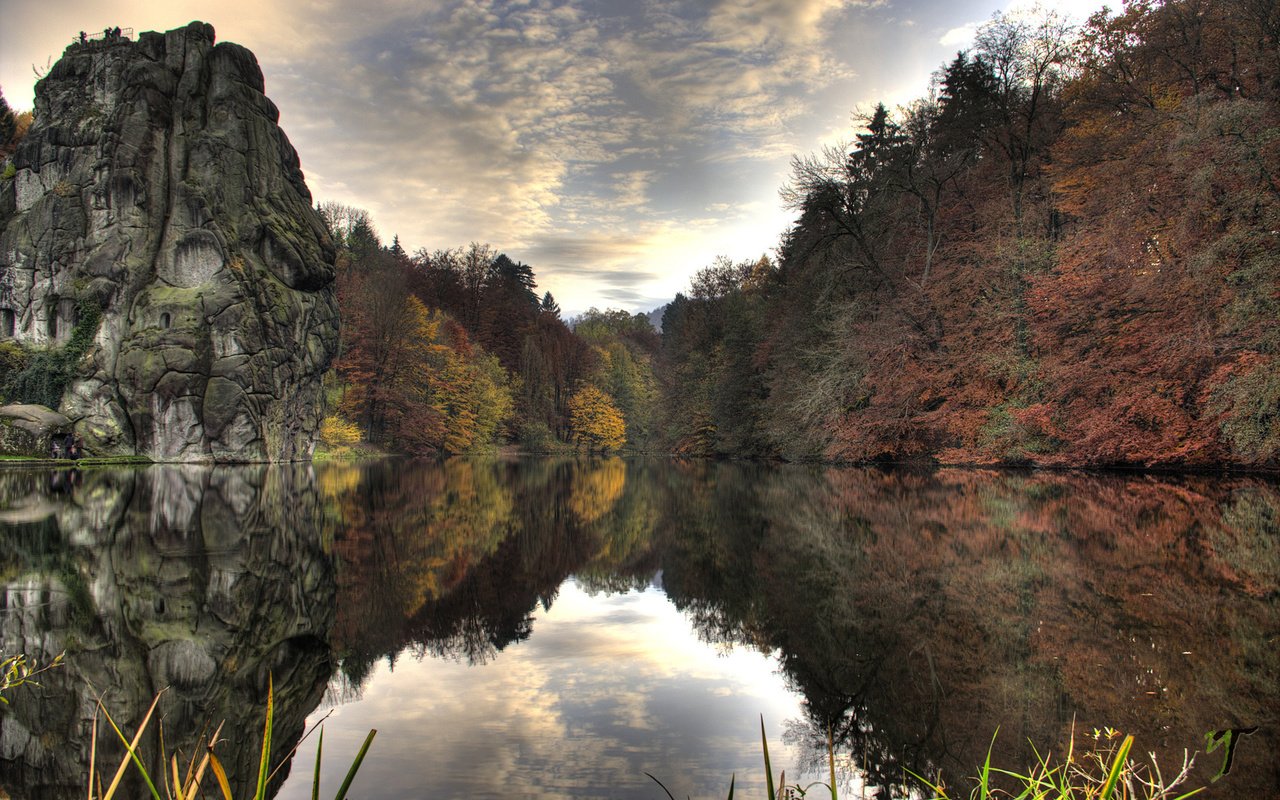 Обои деревья, вода, озеро, скала, осень, trees, water, lake, rock, autumn разрешение 1920x1200 Загрузить