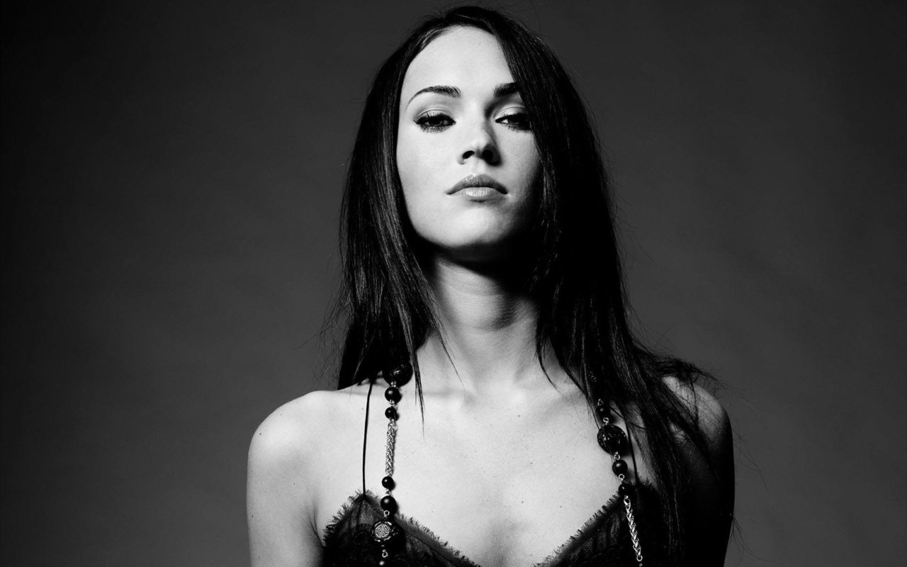 Обои черно-белая, меган фокс, бижутерия, black and white, megan fox, jewelry разрешение 1920x1200 Загрузить