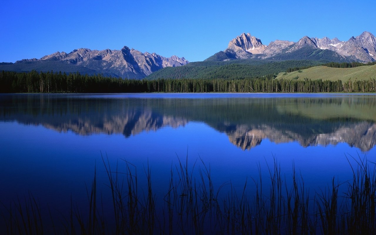 Обои озеро, природа, синий, гора, на природе, lake, nature, blue, mountain разрешение 2221x1200 Загрузить