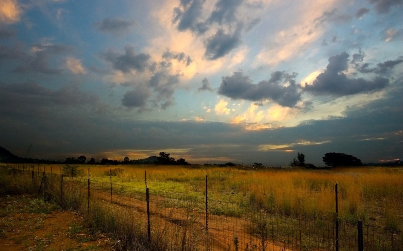 Обои облака, вечер, забор, пустырь, clouds, the evening, the fence, wasteland разрешение 1920x1440 Загрузить