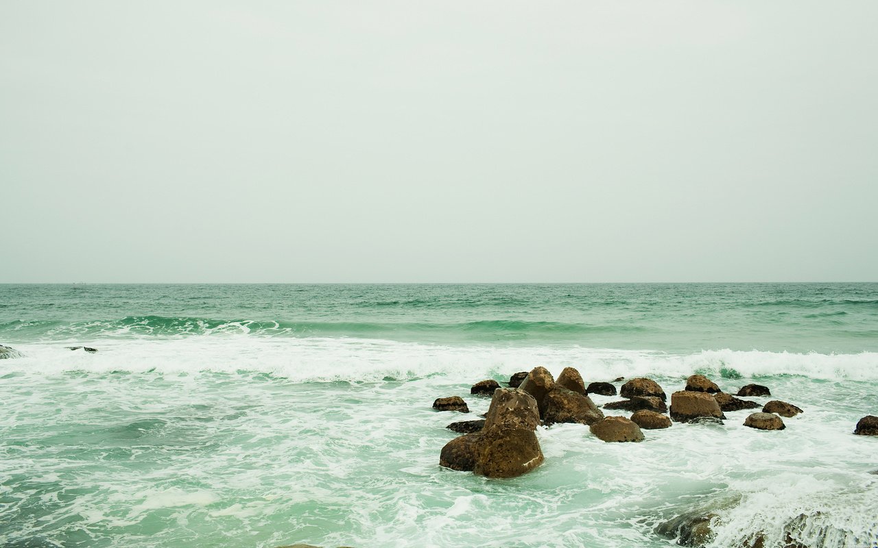 Обои небо, вода, камни, волны, море, брызги, океан, пена, the sky, water, stones, wave, sea, squirt, the ocean, foam разрешение 2560x1600 Загрузить