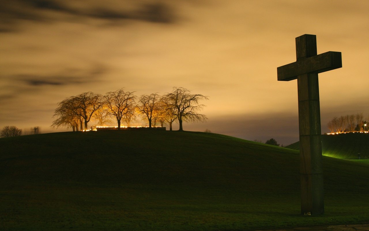 Обои ночь, деревья, крест, night, trees, cross разрешение 3888x2592 Загрузить