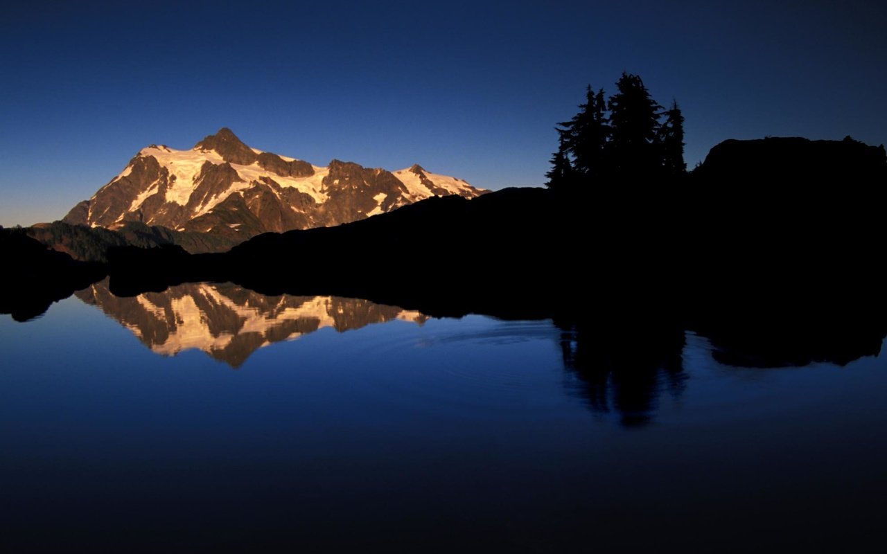 Обои небо, озеро, отражение, гора, ель, вершина, сосна, the sky, lake, reflection, mountain, spruce, top, pine разрешение 1999x1333 Загрузить