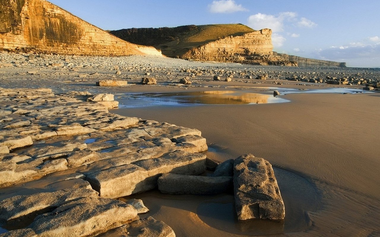 Обои скалы, камни, берег, море, песок, тени, rocks, stones, shore, sea, sand, shadows разрешение 1920x1080 Загрузить