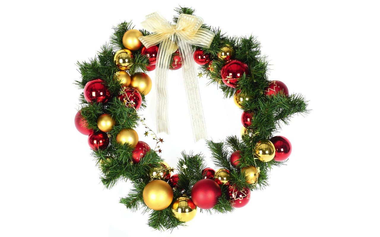 Обои белый фон, рождество, венок, новогодние украшения, новогодний венок, white background, christmas, wreath, christmas decorations разрешение 1920x1200 Загрузить