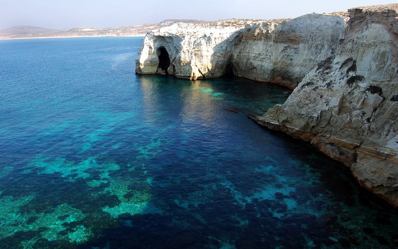 Обои скалы, берег, море, залив, греция, грот, остров милос, rocks, shore, sea, bay, greece, the grotto разрешение 1920x1200 Загрузить