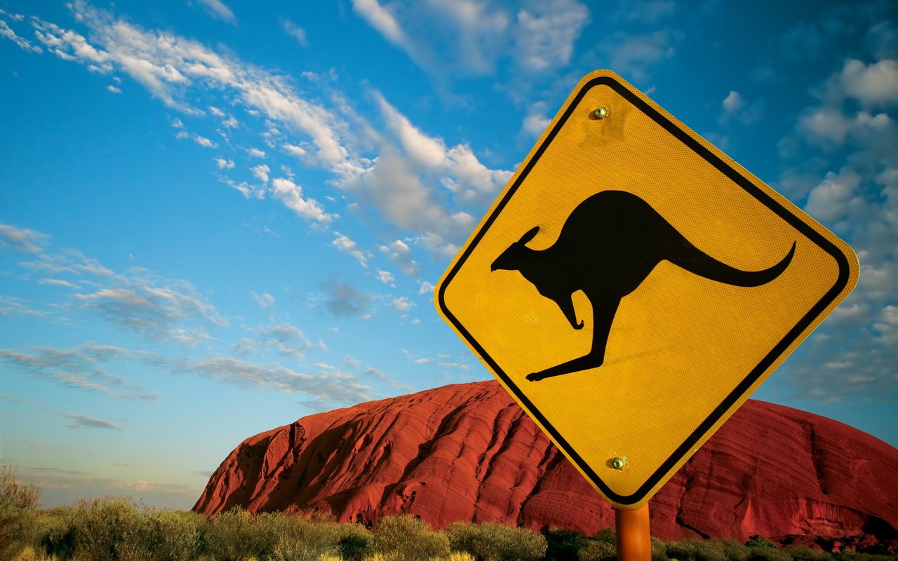 Обои пустыня, гора, австралия, знак, кенгуру, дорожный знак, desert, mountain, australia, sign, kangaroo, road sign разрешение 2560x1600 Загрузить