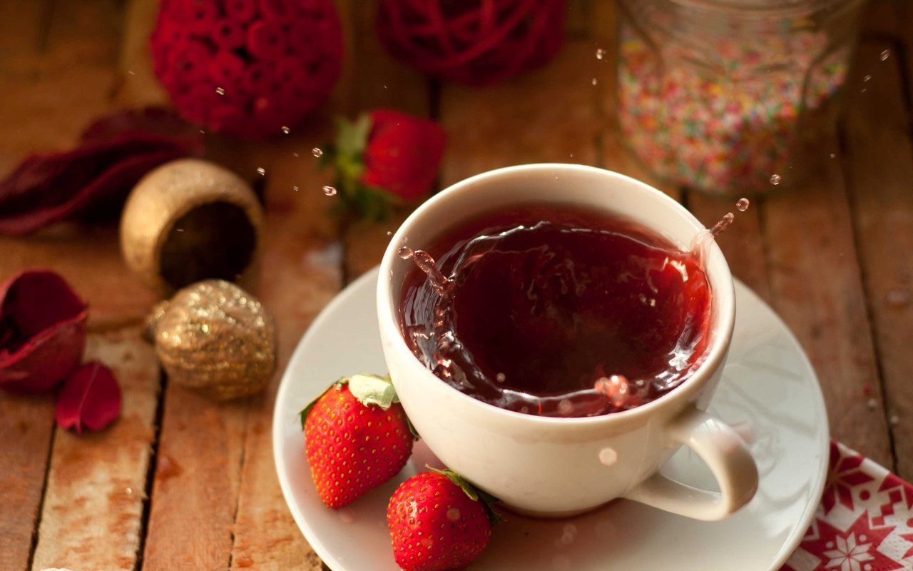 Обои клубника, брызги, чашка, чай, strawberry, squirt, cup, tea разрешение 2573x1709 Загрузить