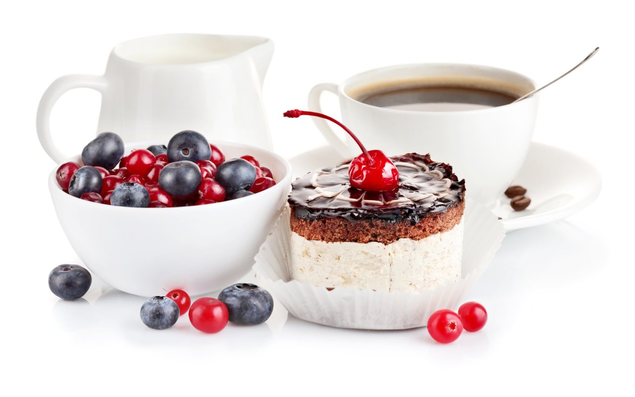 Обои кофе, ягоды, чашка, тарелка, сливки, ложка, пирожное, coffee, berries, cup, plate, cream, spoon, cake разрешение 2583x1620 Загрузить