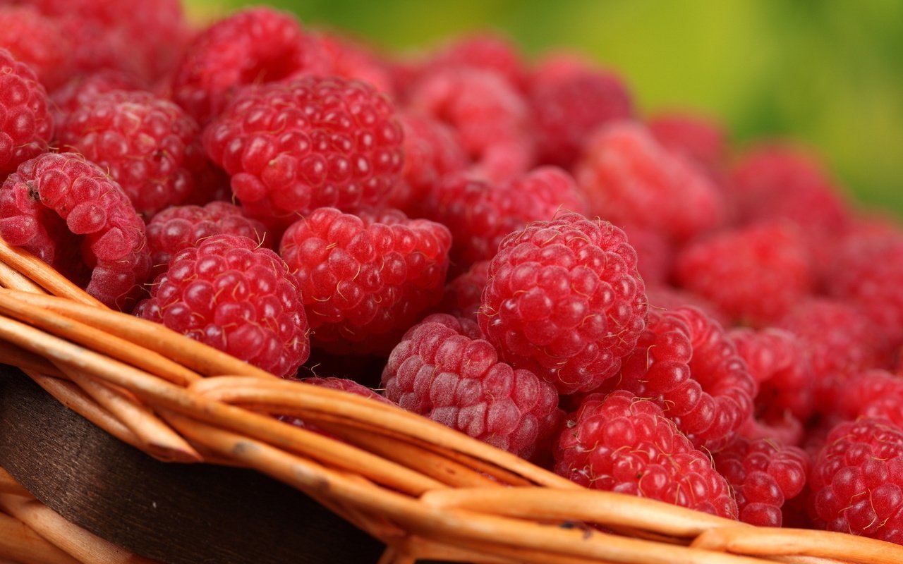 Обои макро, малина, ягоды, корзинка, вкусно, macro, raspberry, berries, basket, delicious разрешение 1920x1080 Загрузить