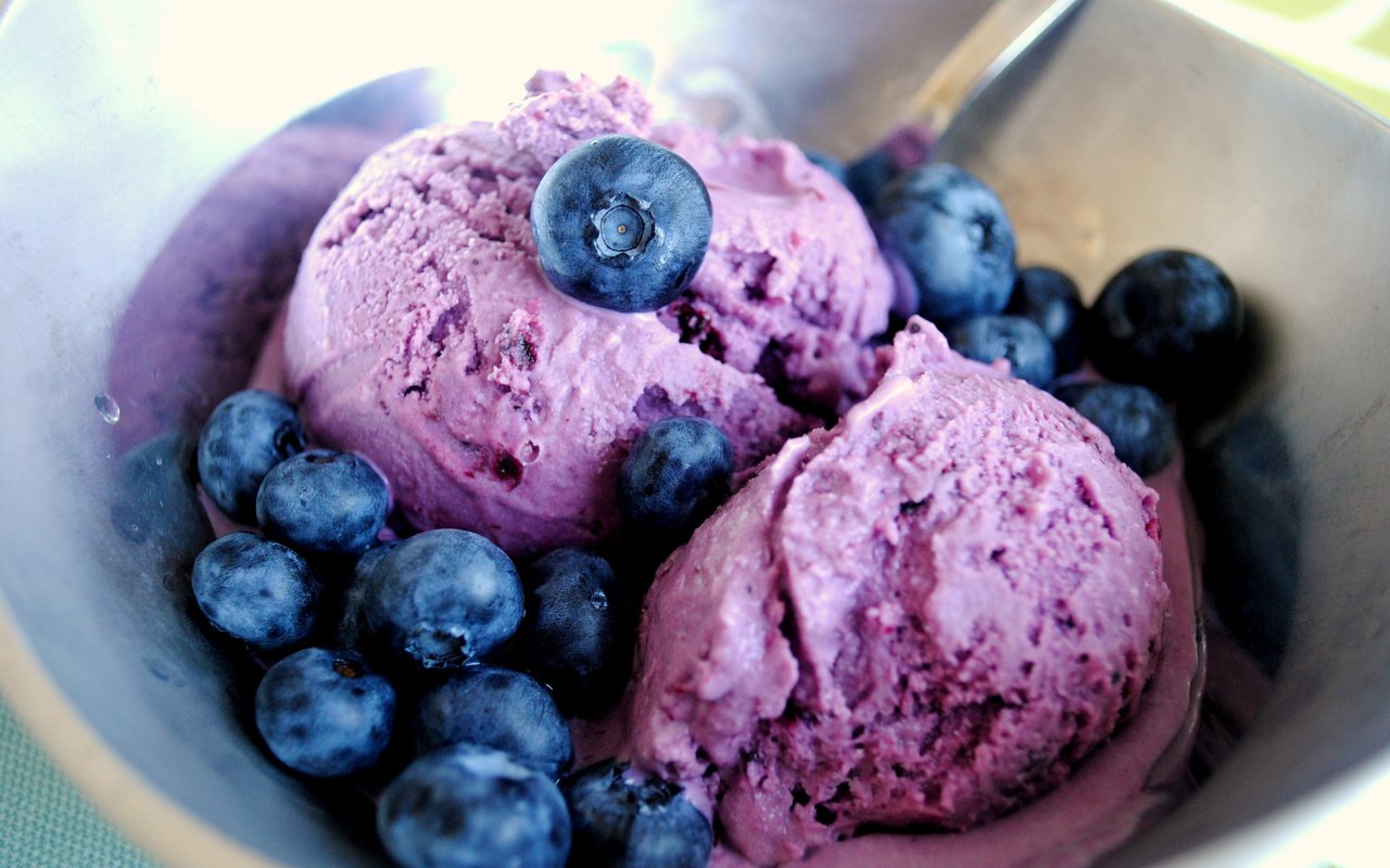Обои мороженое, еда, ягоды, черника, сладость, десерт, ice cream, food, berries, blueberries, the sweetness, dessert разрешение 3678x2462 Загрузить