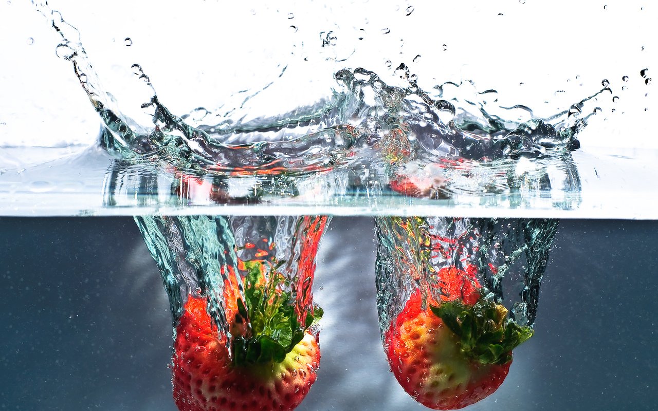 Обои вода, клубника, брызги, всплеск, water, strawberry, squirt, splash разрешение 2560x1700 Загрузить