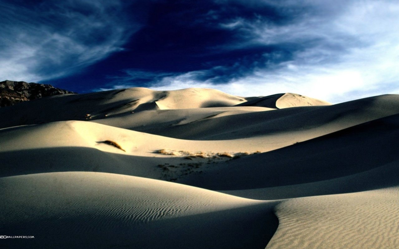 Обои небо, облака, горы, линии, песок, пустыня, тени, дюны, the sky, clouds, mountains, line, sand, desert, shadows, dunes разрешение 1920x1080 Загрузить