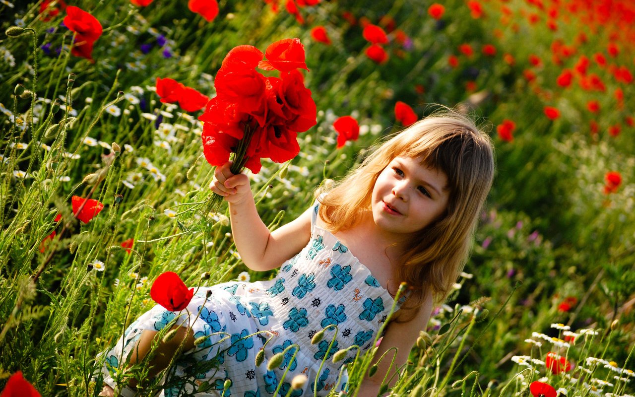 Обои цветы, поле, лето, дети, девочка, ребенок, счастье, детство, flowers, field, summer, children, girl, child, happiness, childhood разрешение 1920x1285 Загрузить