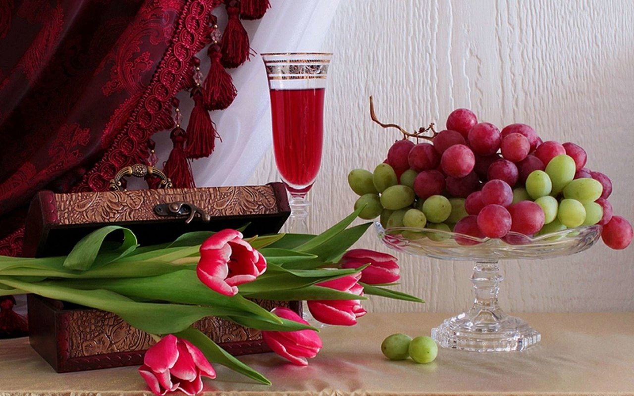 Обои виноград, тюльпаны, вино, grapes, tulips, wine разрешение 1920x1200 Загрузить