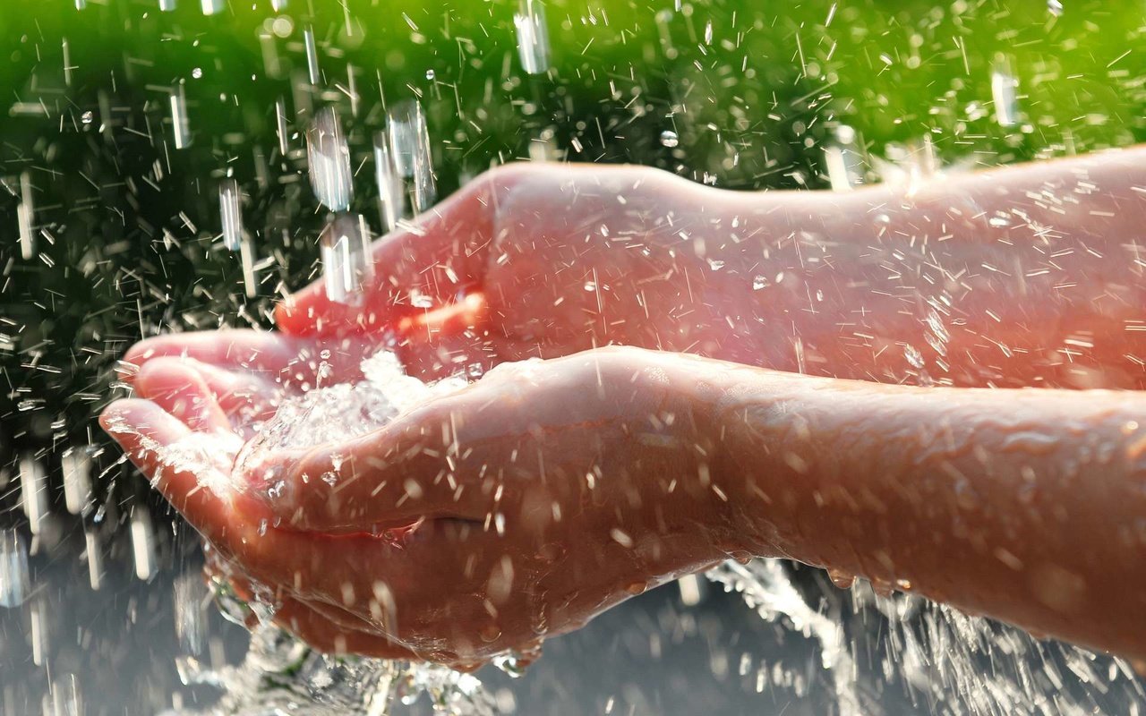 Обои вода, капли, дождь, руки, ладони, water, drops, rain, hands, palm разрешение 1920x1200 Загрузить