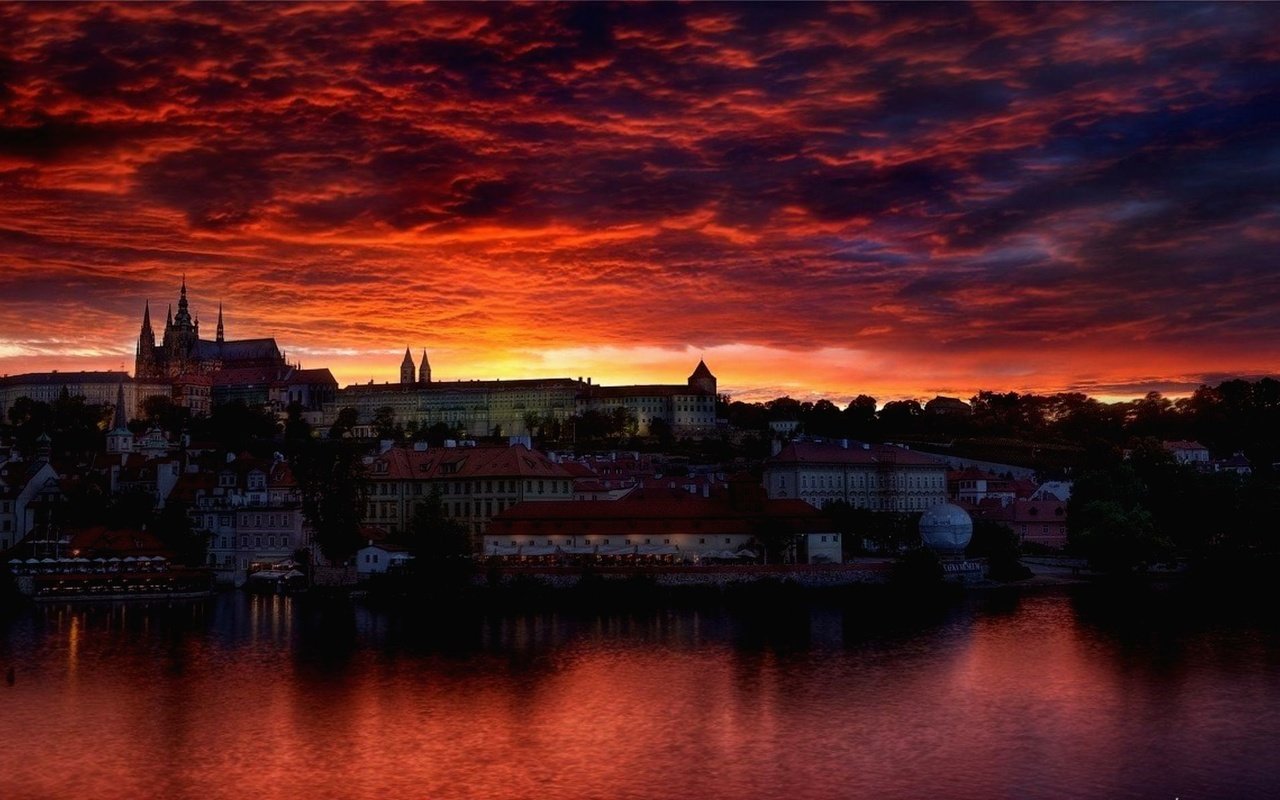 Обои закат, город, дома, здания, прага, sunset, the city, home, building, prague разрешение 2000x1187 Загрузить