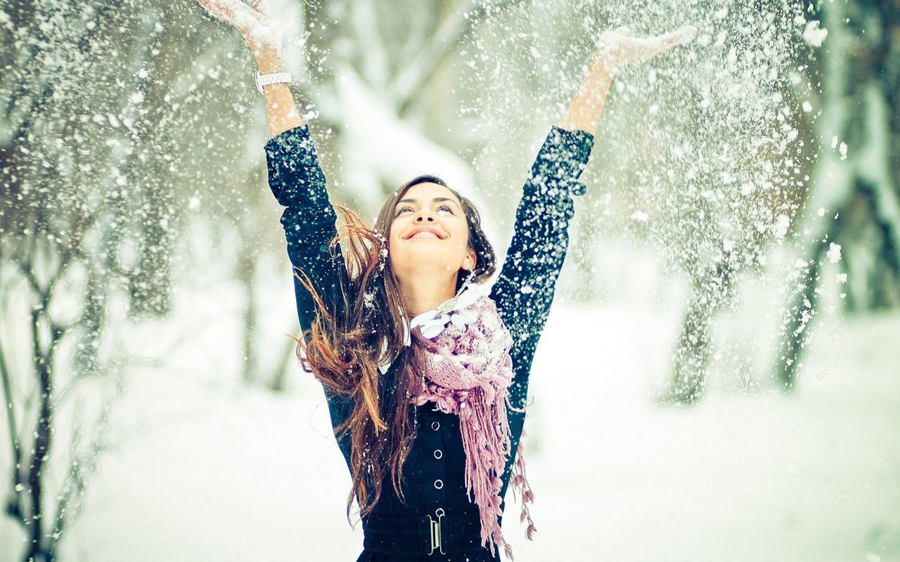 Обои снег, лес, зима, девушка, настроение, шатенка, snow, forest, winter, girl, mood, brown hair разрешение 1920x1200 Загрузить