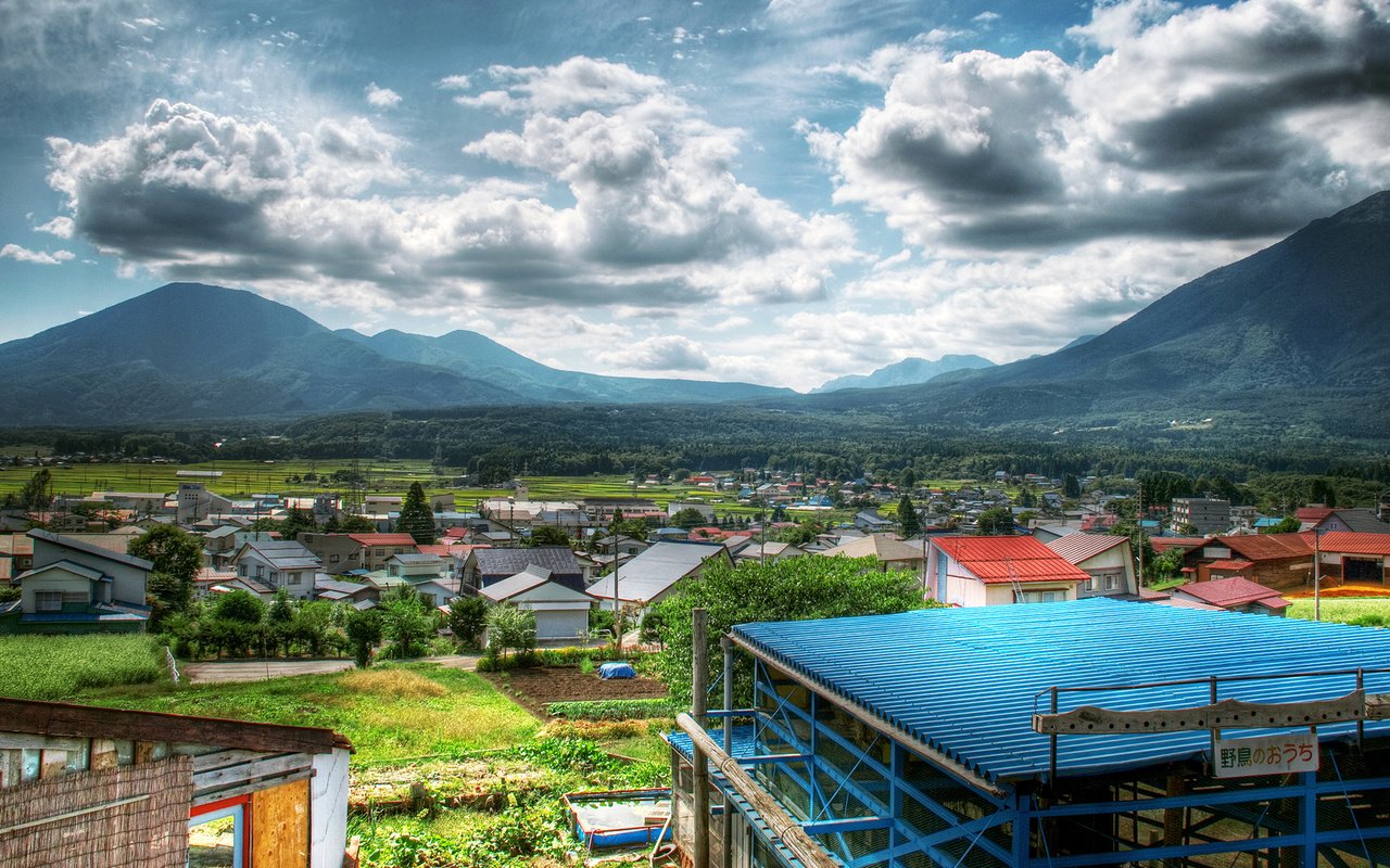 Обои облака, горы, дома, clouds, mountains, home разрешение 1920x1080 Загрузить