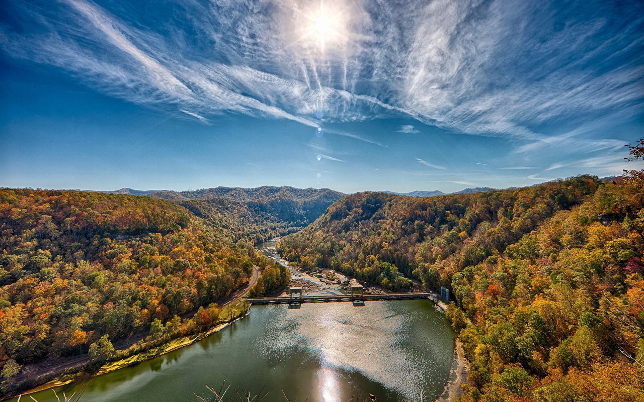 Обои небо, облака, река, горы, лес, плотина, the sky, clouds, river, mountains, forest, dam разрешение 1920x1280 Загрузить