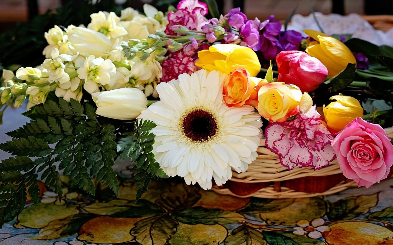 Обои цветы, композиция, розы, гвоздики, букет, корзина, тюльпаны, герберы, гербера, tyulpany, rozy, gvozdiki, flowers, composition, roses, clove, bouquet, basket, tulips, gerbera разрешение 4200x2763 Загрузить