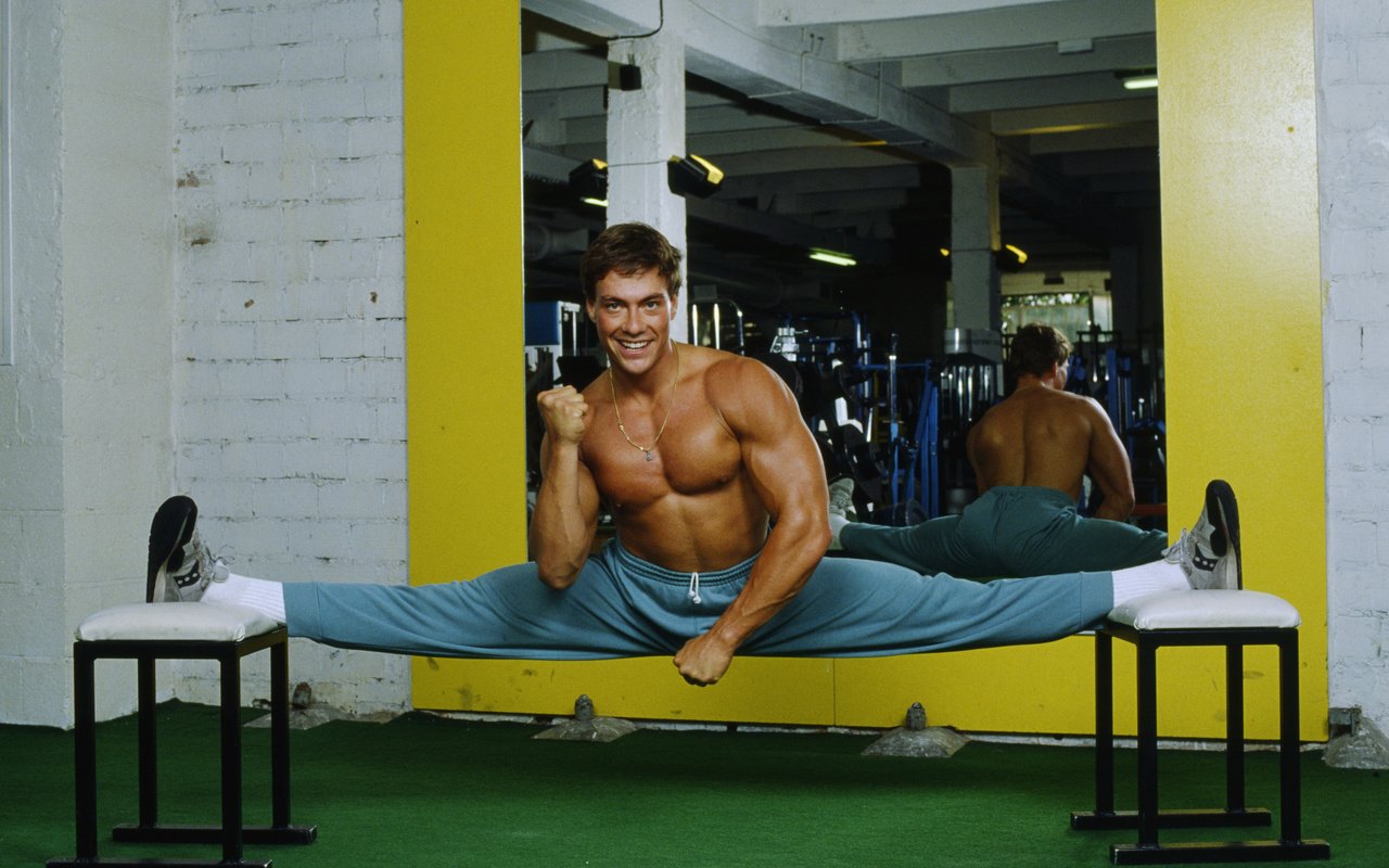 Обои актёр, шпагат, спортзал, жан-клод ван дамм, actor, twine, the gym, jean-claude van damme разрешение 2560x1600 Загрузить