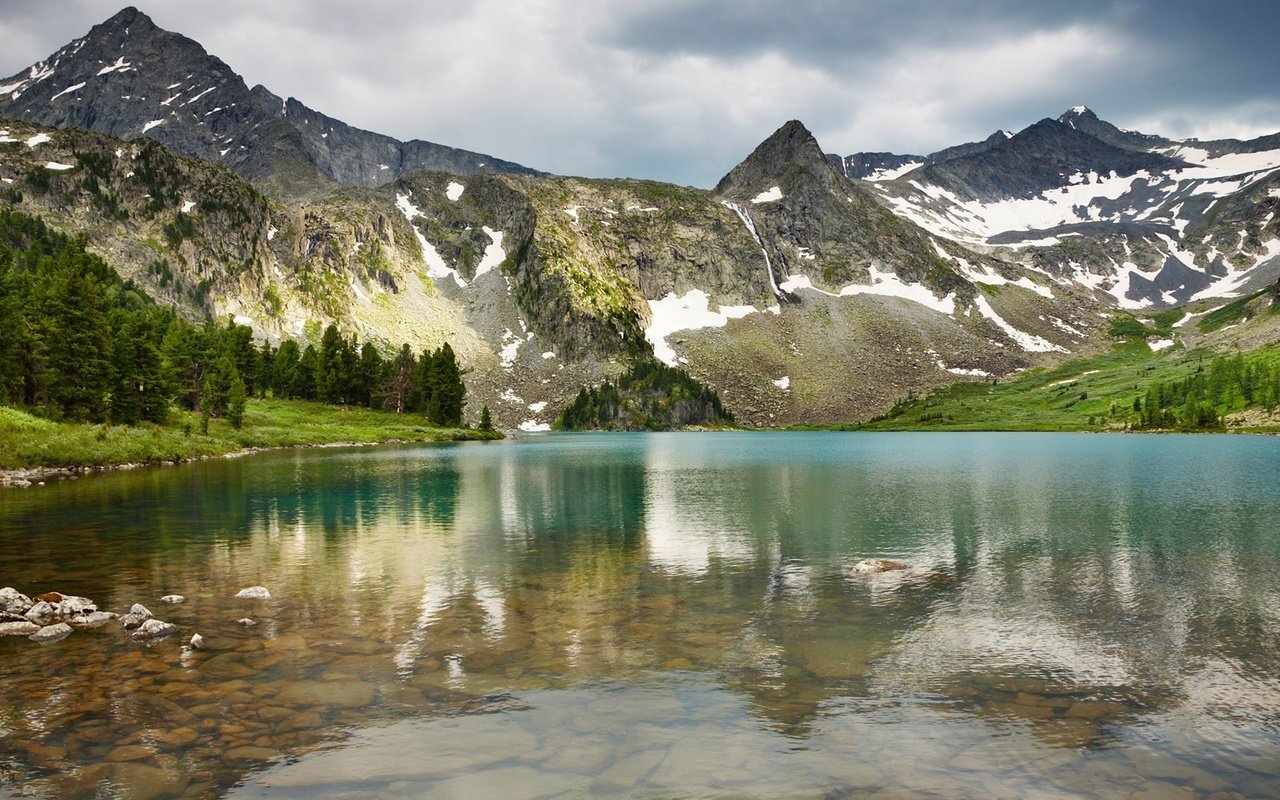 Обои небо, облака, деревья, вода, озеро, горы, лес, отражение, the sky, clouds, trees, water, lake, mountains, forest, reflection разрешение 1920x1080 Загрузить