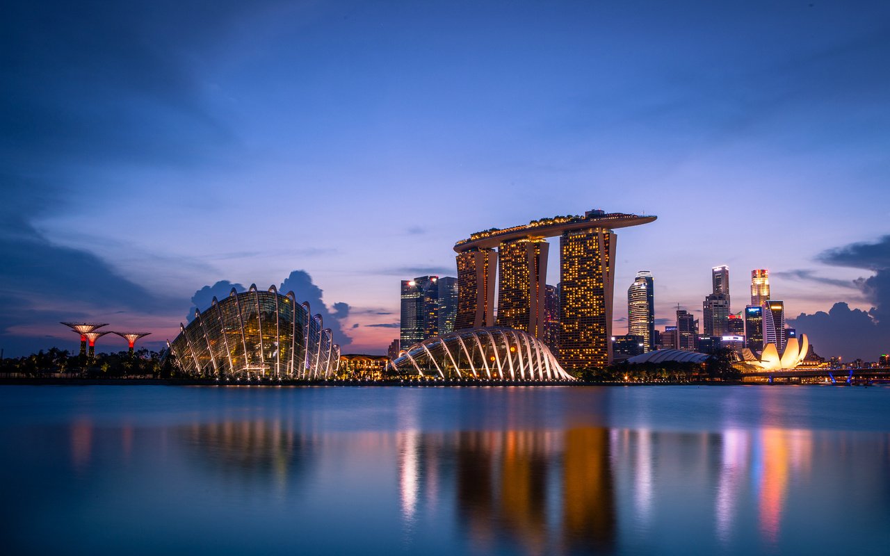 Обои облака, подсветка, огни, архитектура, вечер, сингапур, закат, синее небо, отражение, город-государство, небоскребы, мегаполис, залив, clouds, backlight, lights, architecture, the evening, singapore, sunset, blue sky, reflection, the city-state, skyscrapers, megapolis, bay разрешение 2560x1600 Загрузить