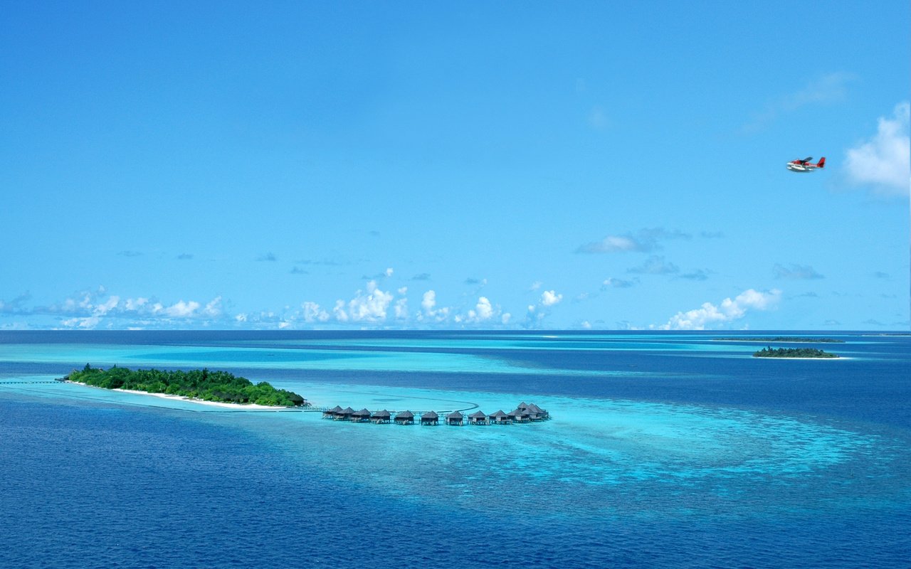 Обои самолет, остров, тропики, мальдивы, the plane, island, tropics, the maldives разрешение 2472x1554 Загрузить