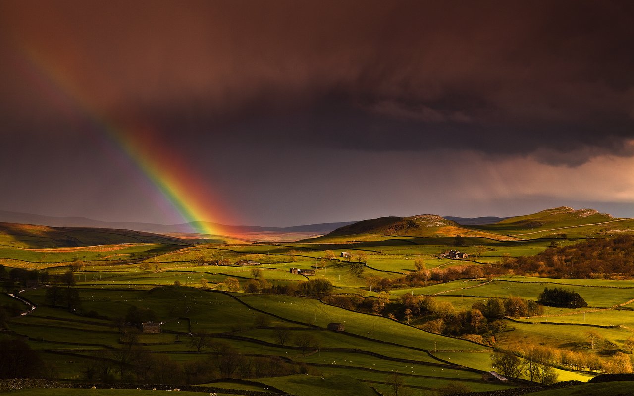 Обои небо, холмы, поля, радуга, дома, англия, весна, the sky, hills, field, rainbow, home, england, spring разрешение 2048x1365 Загрузить