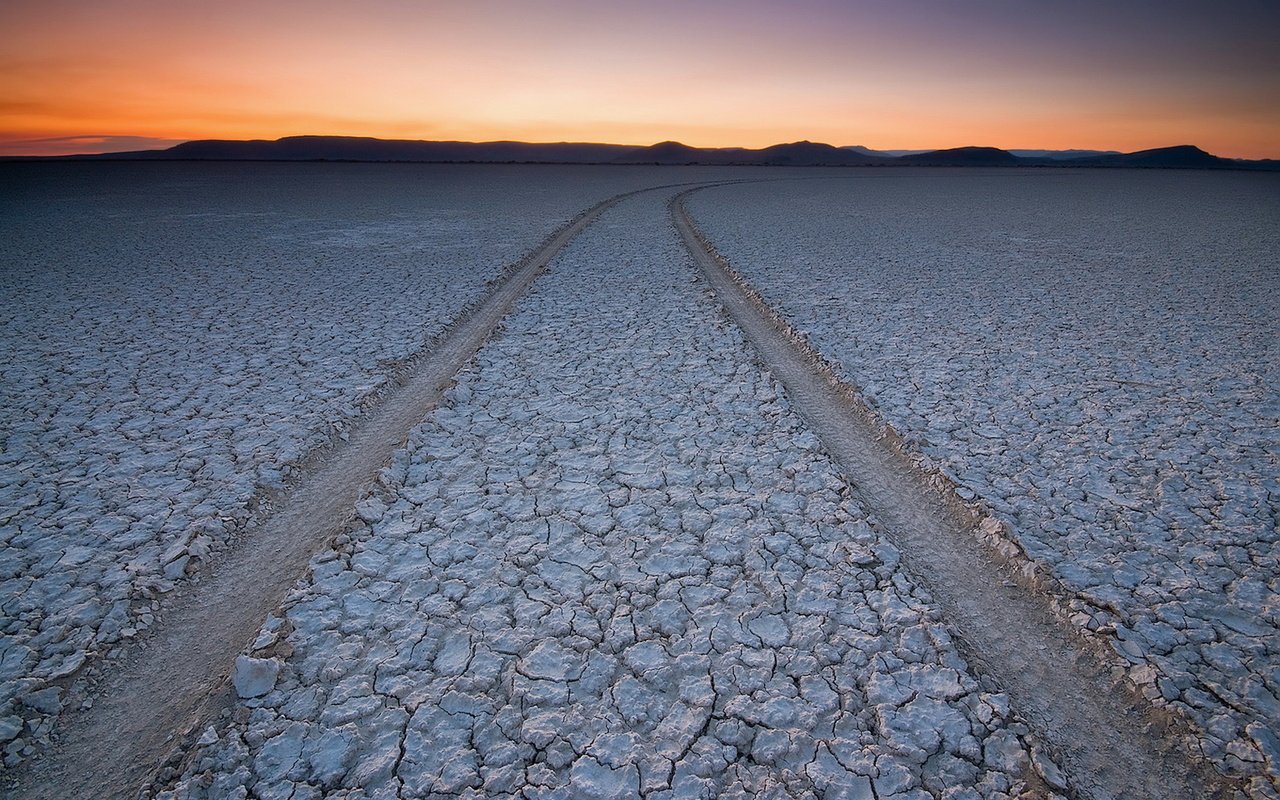 Обои дорога, земля, закат, пустыня, следы, шин, высохшая, road, earth, sunset, desert, traces, tires, dried разрешение 1920x1200 Загрузить