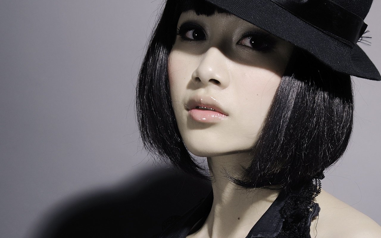 Обои девушка, взгляд, черная, шляпа, азиатка, girl, look, black, hat, asian разрешение 2560x1920 Загрузить