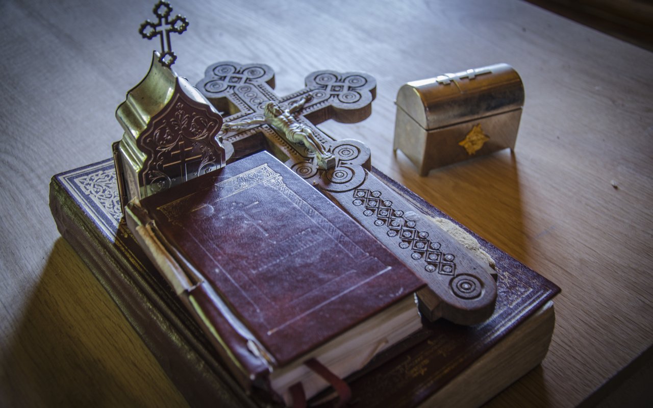 Обои стол, крест, книга, библия, священное писание, table, cross, book, the bible разрешение 4928x3264 Загрузить