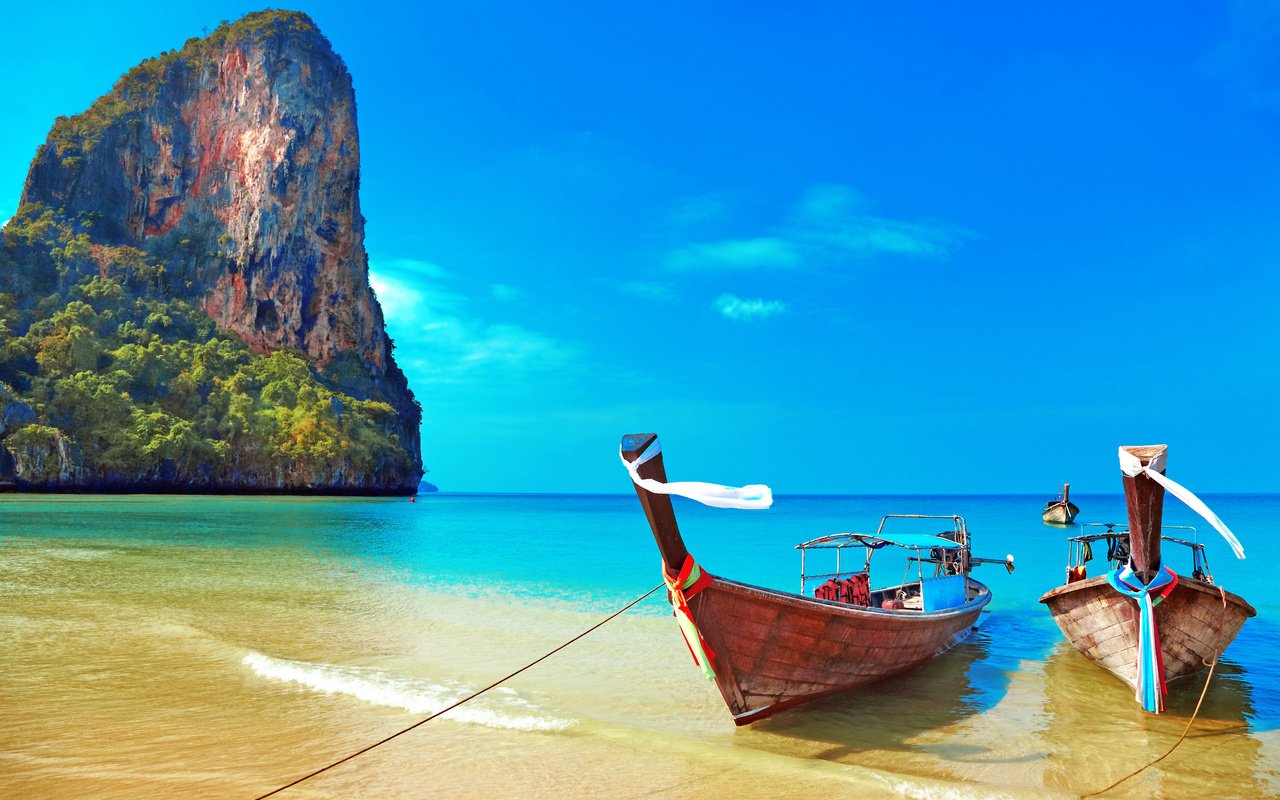 Обои море, скала, пляж, лодки, таиланд, тропики, sea, rock, beach, boats, thailand, tropics разрешение 4256x2820 Загрузить