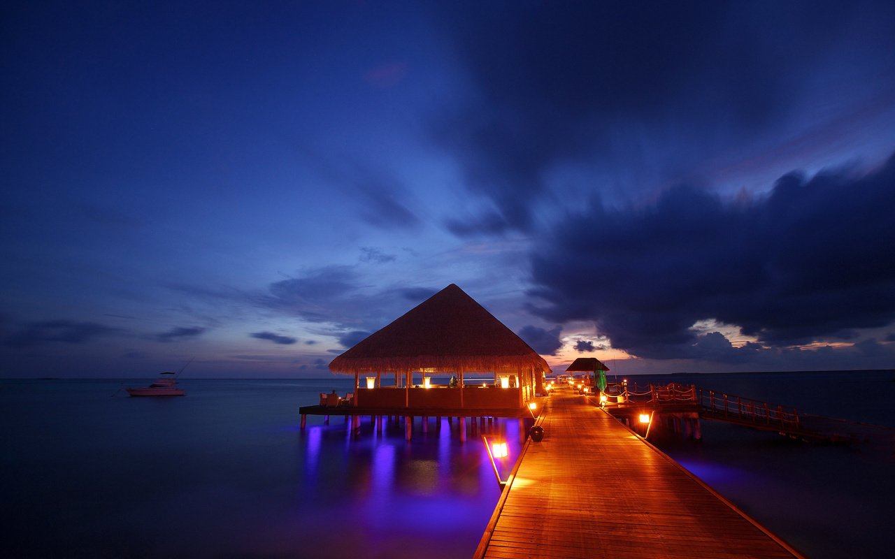 Обои вечер, море, бунгало, тропики, мальдивы, the evening, sea, bungalow, tropics, the maldives разрешение 5616x3744 Загрузить