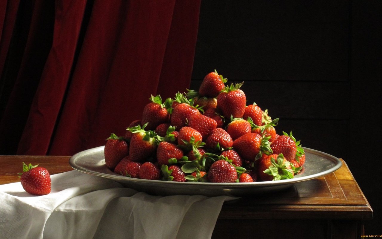 Обои ягода, красная, клубника, белая, столик, скатерть, berry, red, strawberry, white, table, tablecloth разрешение 2000x1197 Загрузить