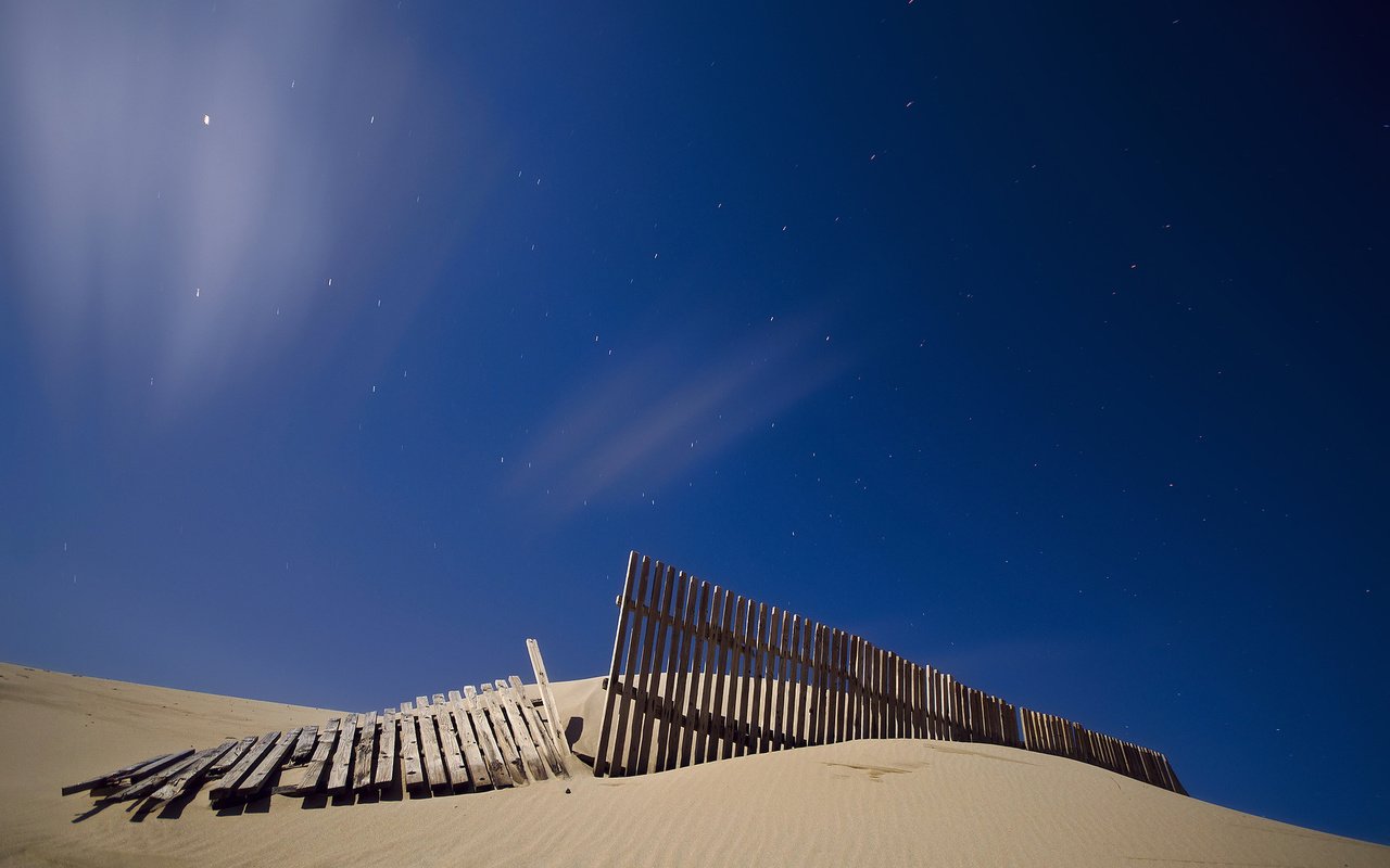 Обои небо, ночь, звезды, песок, забор, the sky, night, stars, sand, the fence разрешение 1920x1200 Загрузить