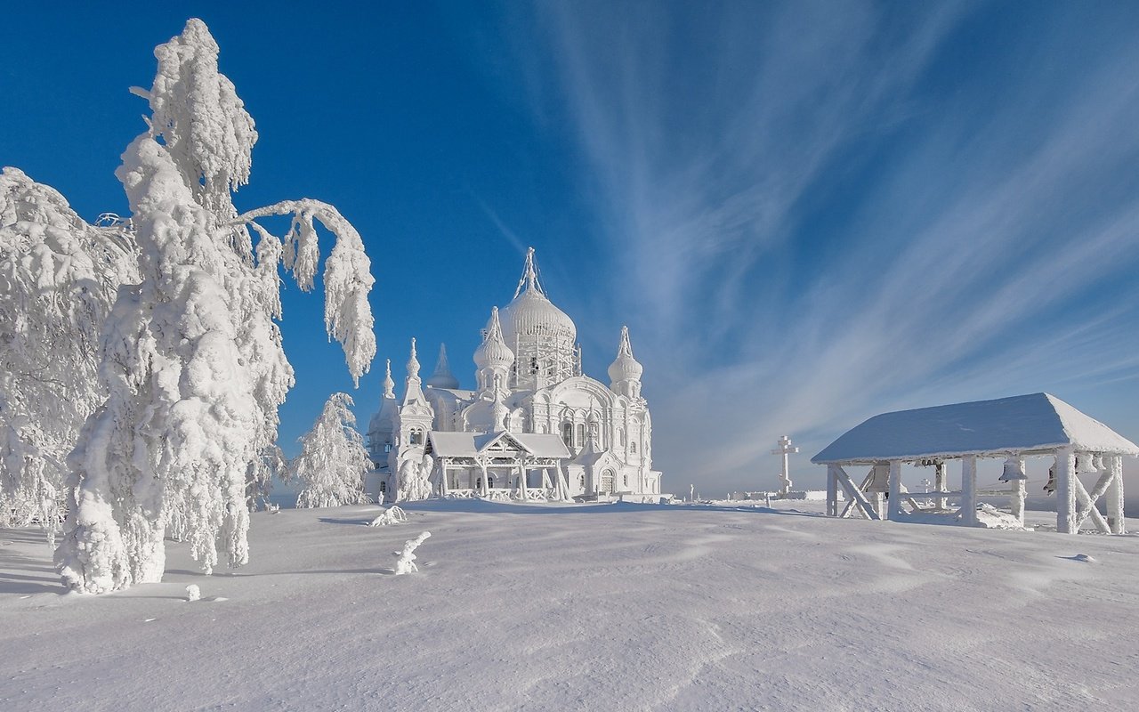 Обои деревья и церковь облеплены снегом, trees and church covered in snow разрешение 2560x1440 Загрузить