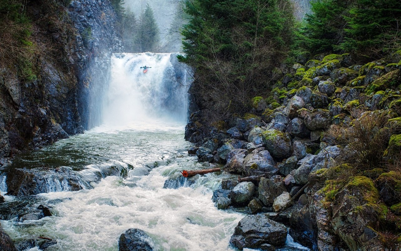 Обои скалы, природа, камни, водопад, вашингтон, байдарочники, rocks, nature, stones, waterfall, washington, kayakers разрешение 1920x1080 Загрузить