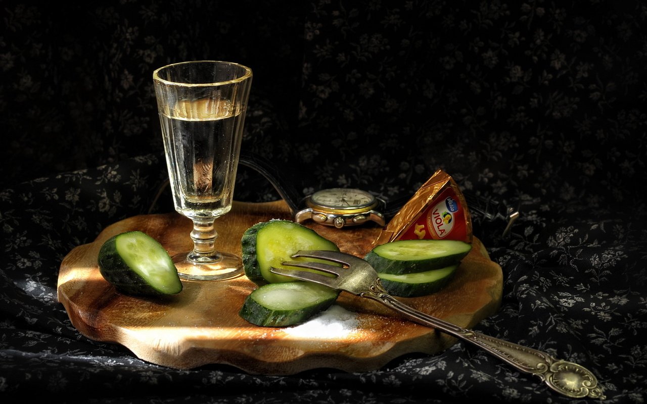 Обои водка, огурец, рюмка, vodka, cucumber, glass разрешение 2560x1440 Загрузить