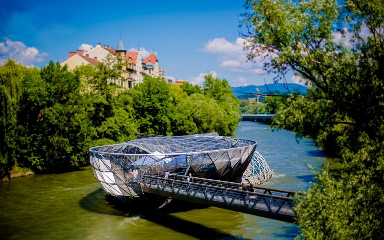 Обои река, зелень, австрия, красота, здания, грац, мост остров, river, greens, austria, beauty, building, graz, bridge island разрешение 1920x1200 Загрузить