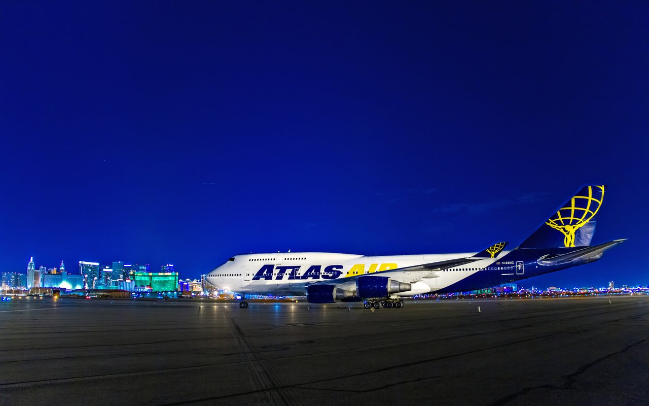 Обои ночь, огни, самолет, boeing 747, воинг 747, night, lights, the plane, boing 747 разрешение 2560x1600 Загрузить