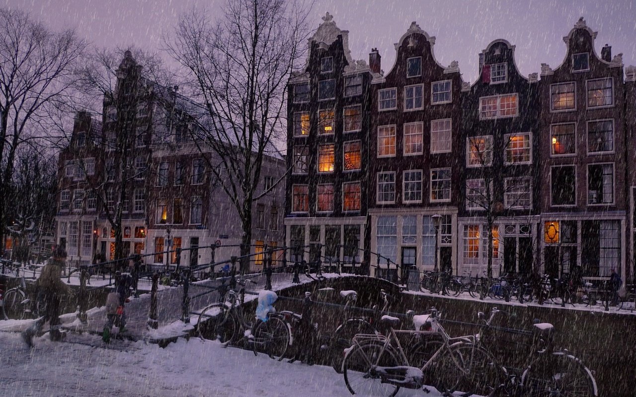 Обои деревья, люди, let it snow in the amsterdam, огни, мост, вечер, дома, река, улица, снег, дождь, зима, здания, пейзаж, окна, вид, зимний, амстердам, amsterdam, trees, people, lights, bridge, the evening, home, river, street, snow, rain, winter, building, landscape, windows, view разрешение 2560x1600 Загрузить