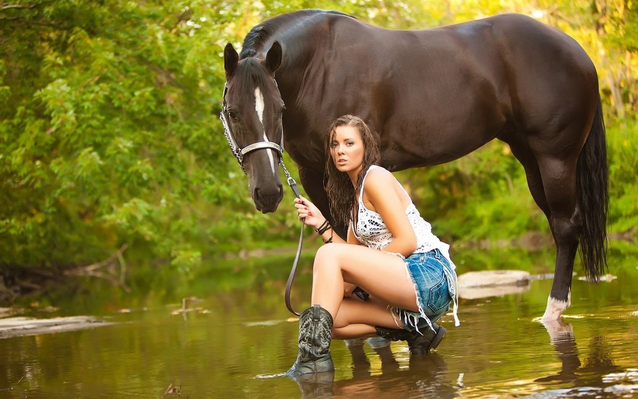 Обои вода, девушка, лето, взгляд, конь, речка, на природе, cowgirl, грин, green, water, girl, summer, look, horse, river, nature разрешение 2560x1600 Загрузить