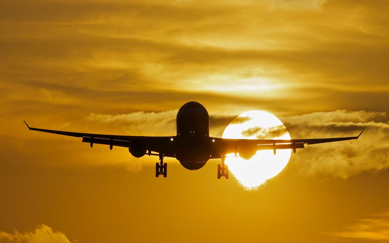 Обои солнце, самолет, airbus, a330, пассажирский, the sun, the plane, passenger разрешение 2048x1365 Загрузить
