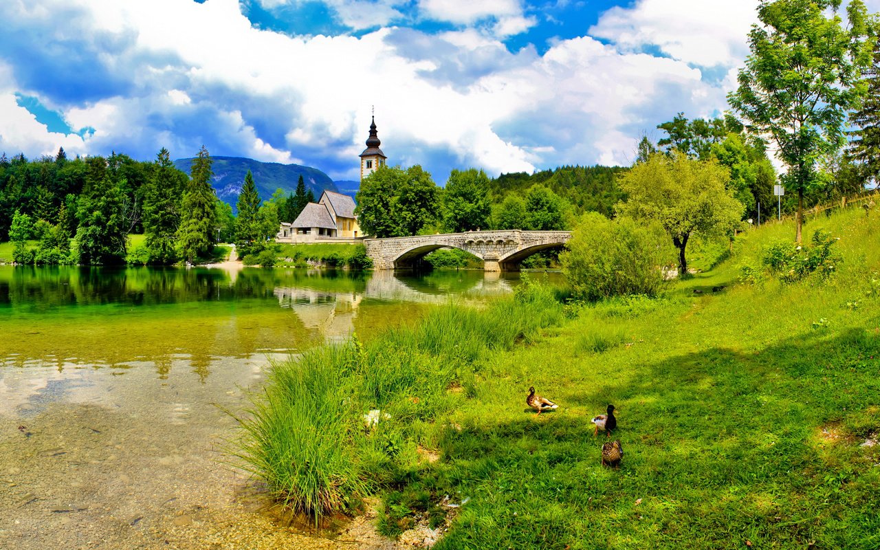 Обои небо, словения, трава, облака, река, солнце, лето, мост, церковь, the sky, slovenia, grass, clouds, river, the sun, summer, bridge, church разрешение 2560x1600 Загрузить