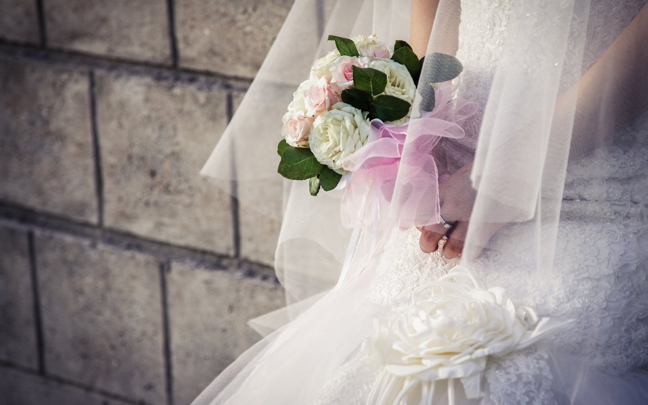 Обои платье, букет, свадьба, невеста, dress, bouquet, wedding, the bride разрешение 2560x1600 Загрузить